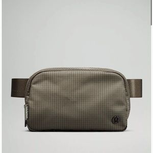 Lululemon Everywhere Belt Bag (New Version) - Carob Brown/Black